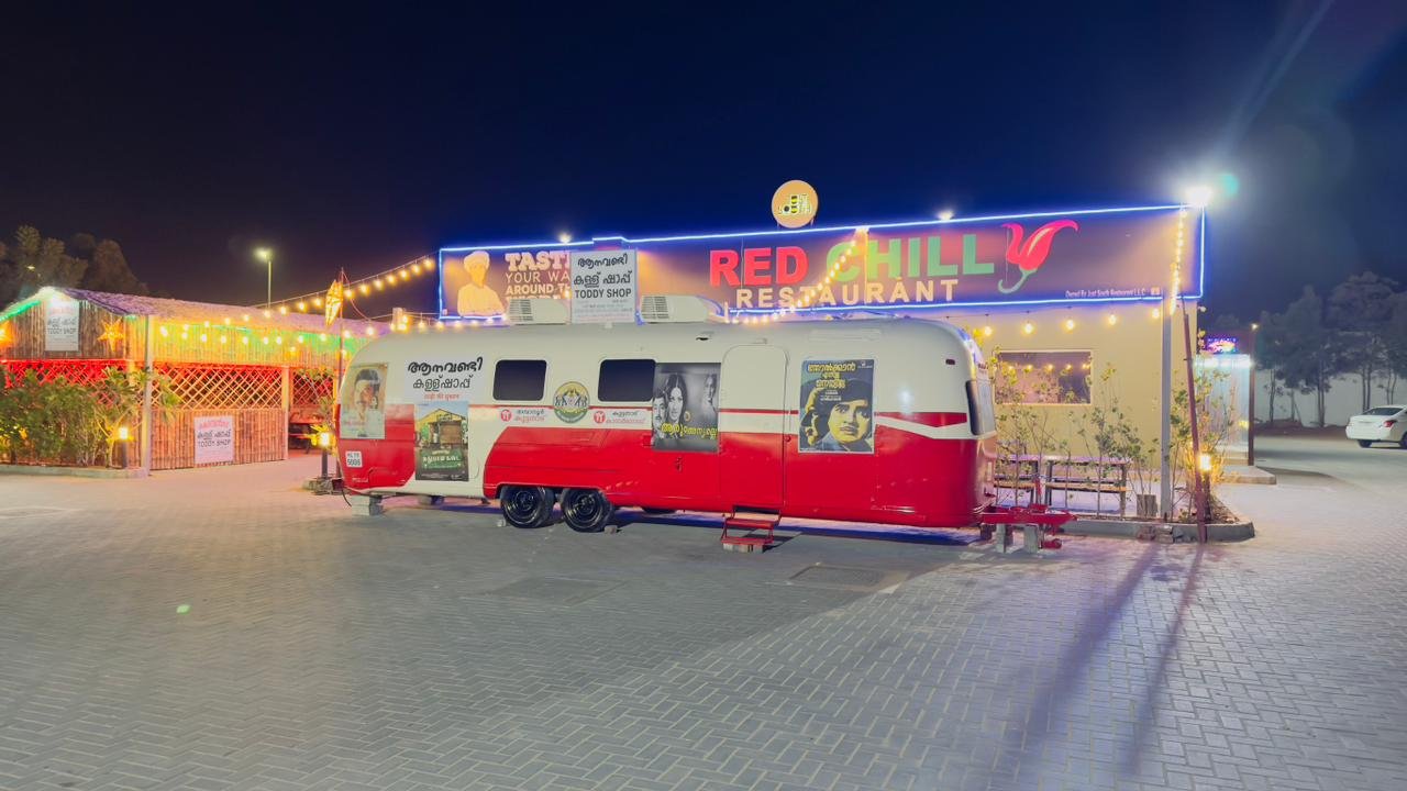 KSRTC-style Aanavandi bus model at Just South RAK Kallu Shappu